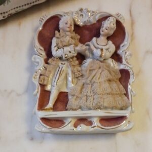 Vintage 1950s Colonial Couple Plaque, Made By Sonsco In Japan